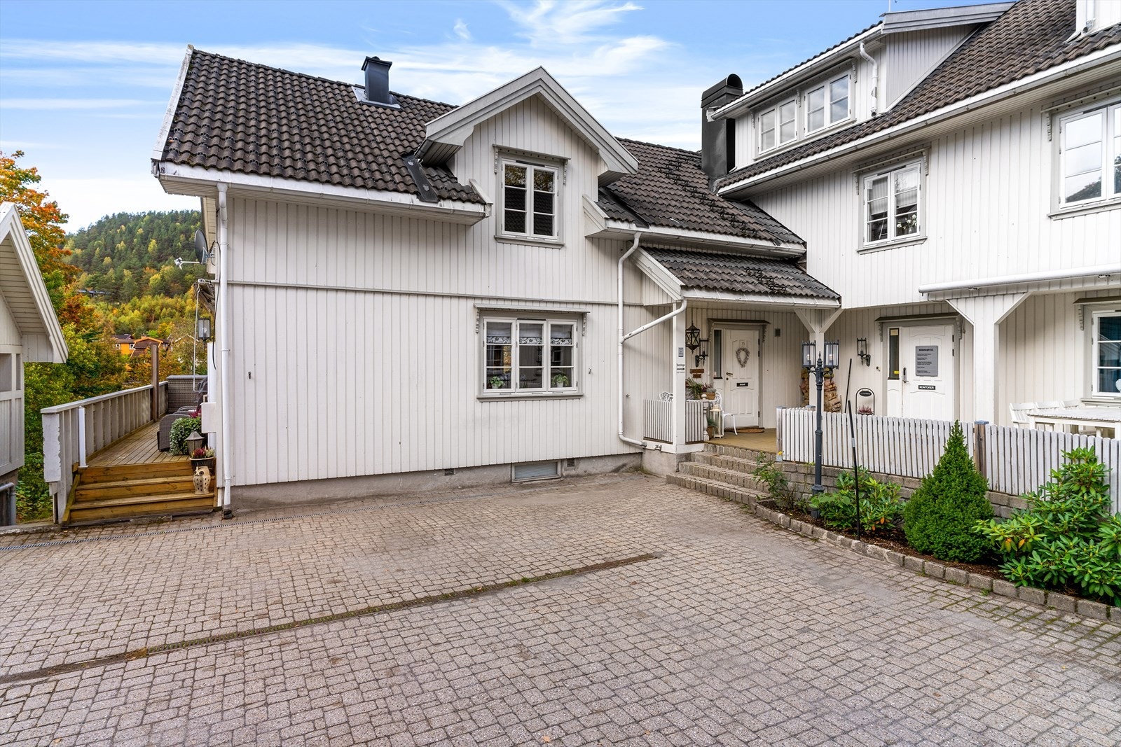 Til eiendommen hører en andel av carport og boder på til sammen ca. 46 m². Galleribilde