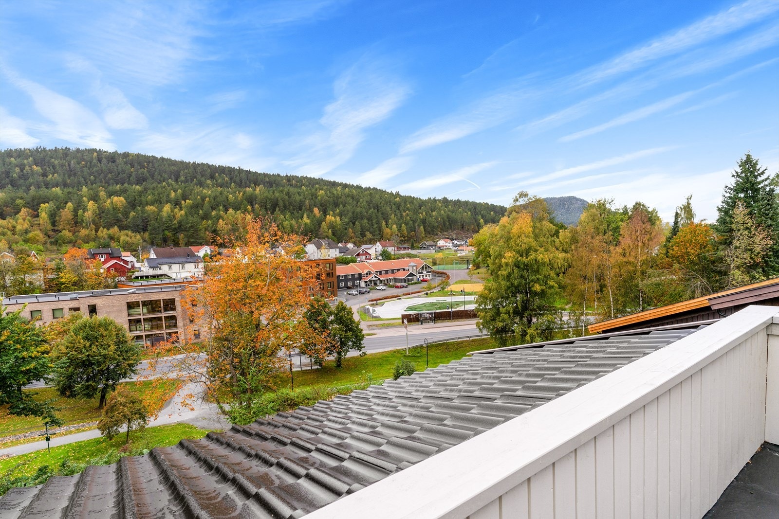 Fra boligen er det utsikt over nærområdet på Vestsida. Galleribilde