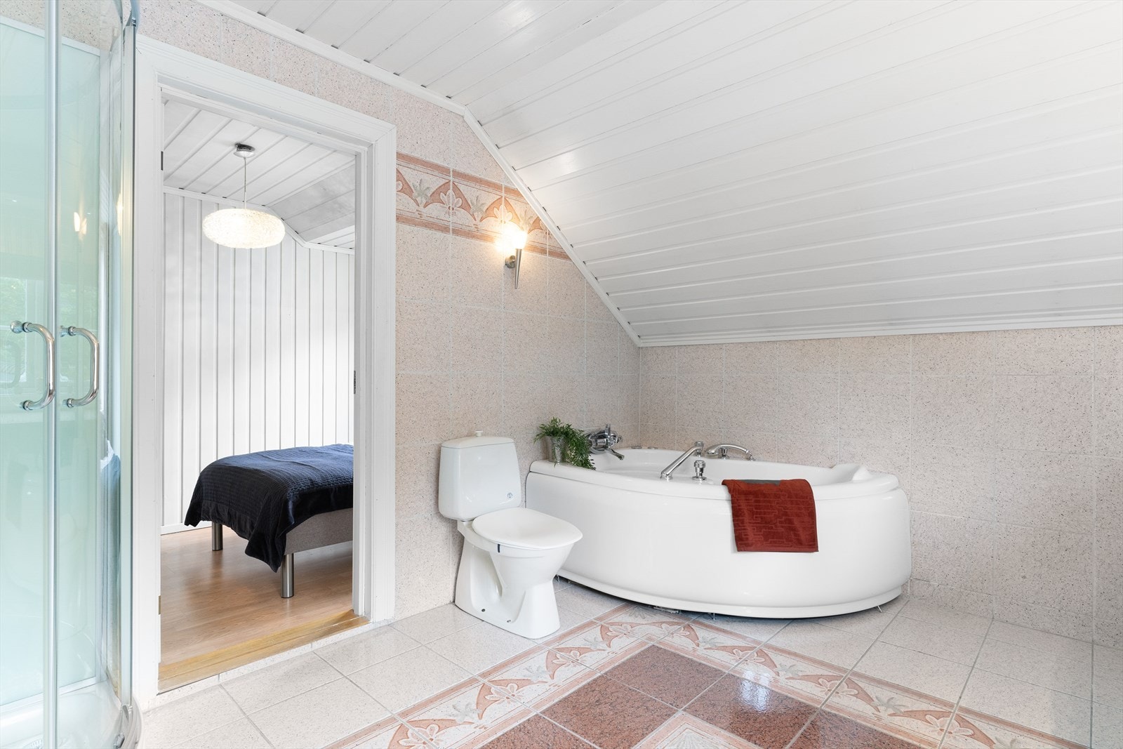 I tillegg til dusjkabinett har badet også et badekar. Galleribilde