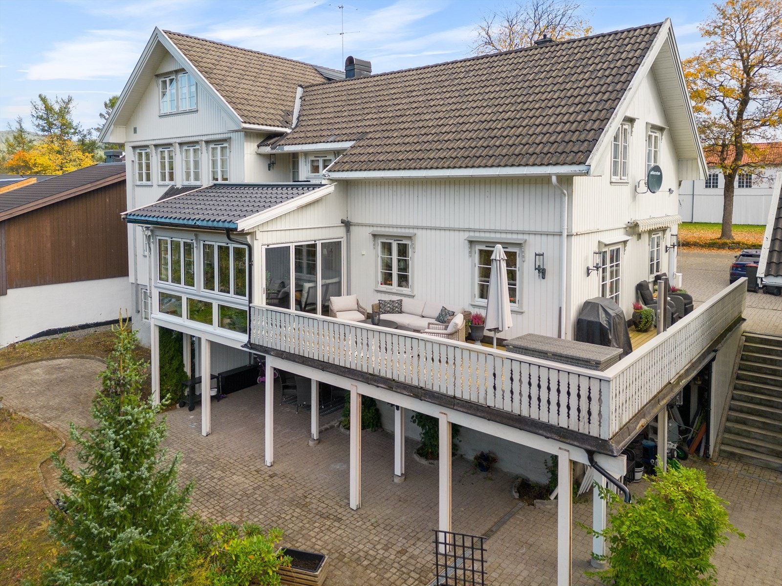 En innholdsrik bolig med store uteplasser, inkludert en terrasse. Galleribilde