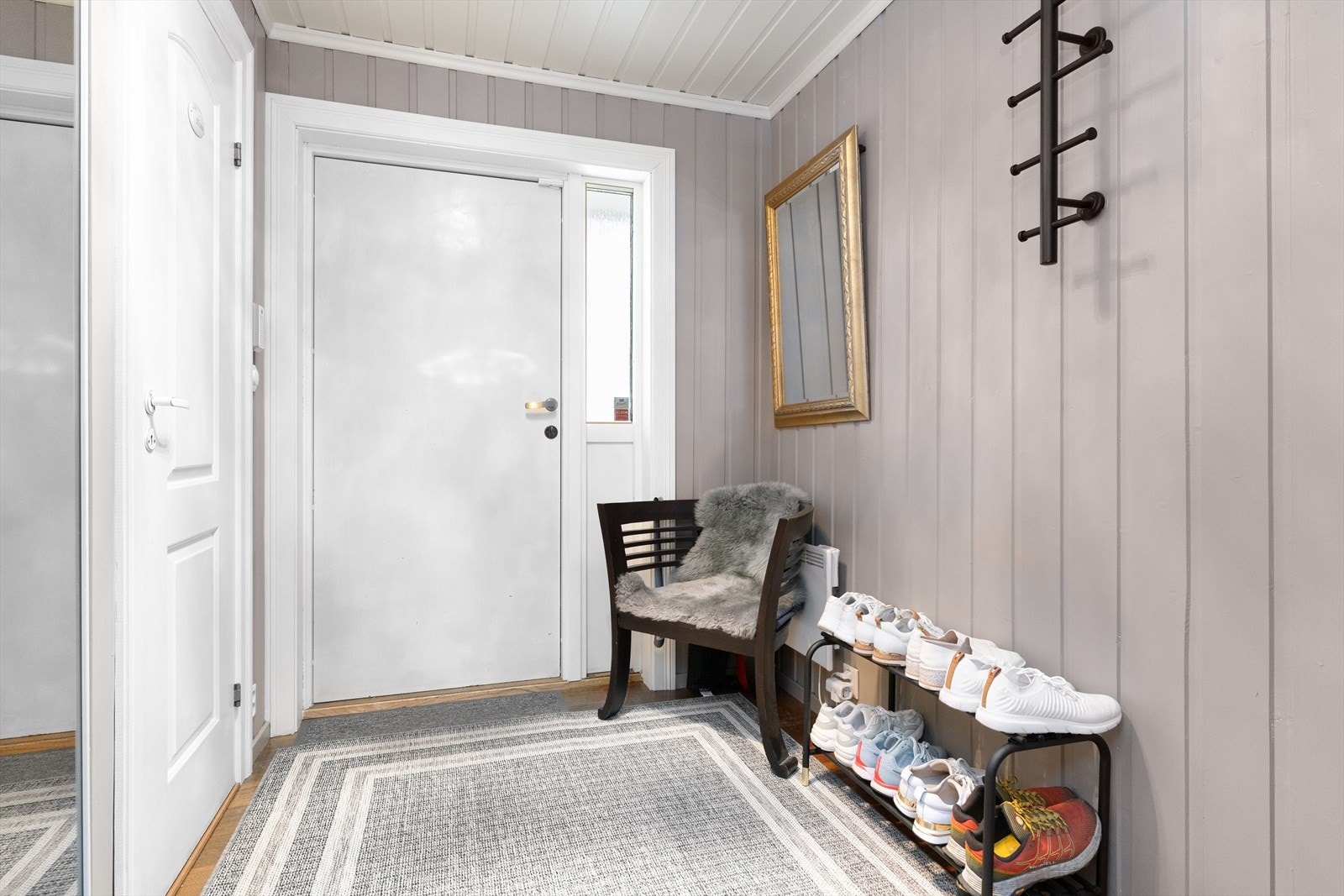 Romslig entré med plass til yttertøy og sko. Sikringsskapet med automatsikringer er plassert her. Galleribilde