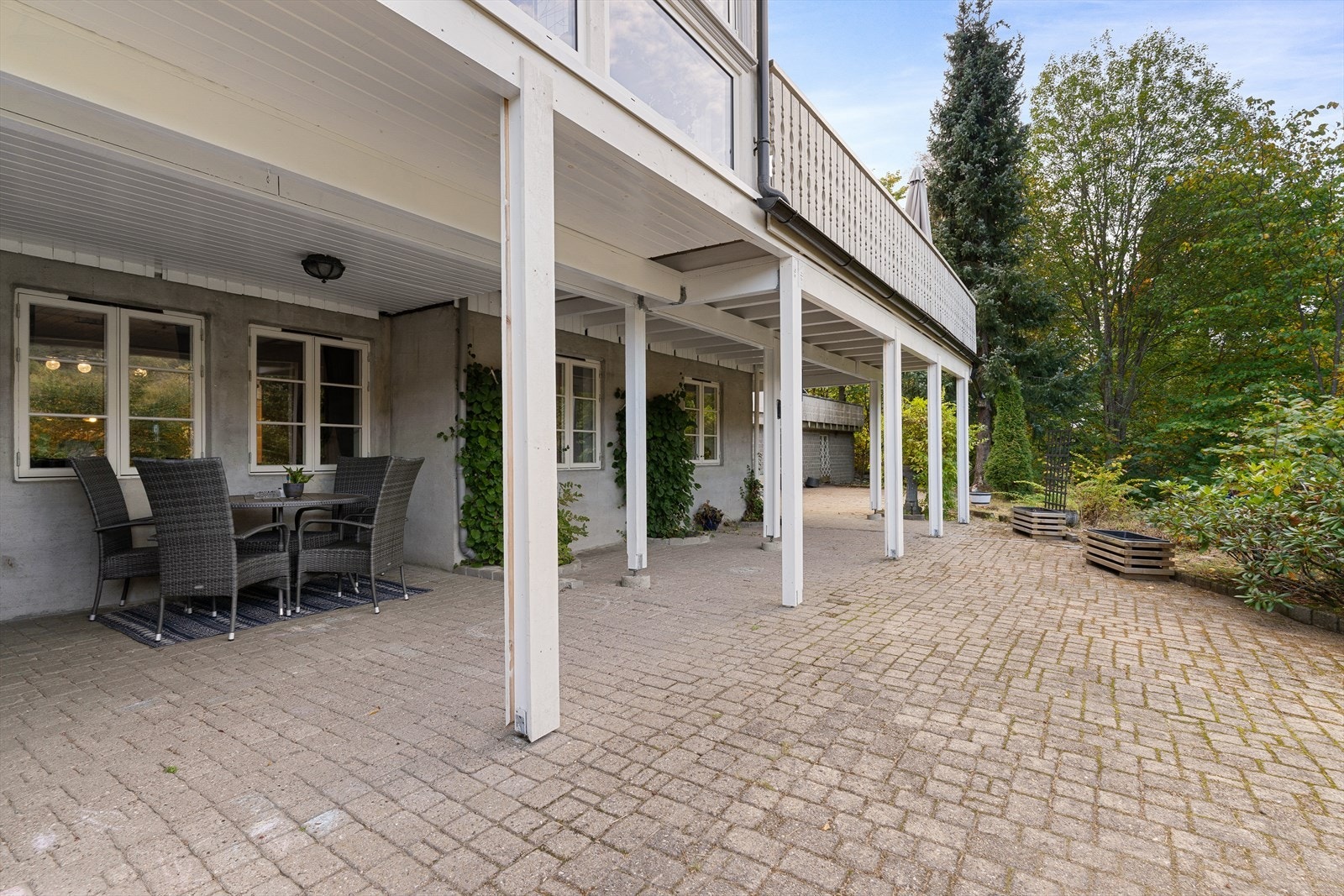 Uteplassen gir en privat og skjermet sone på bakkeplan. Galleribilde