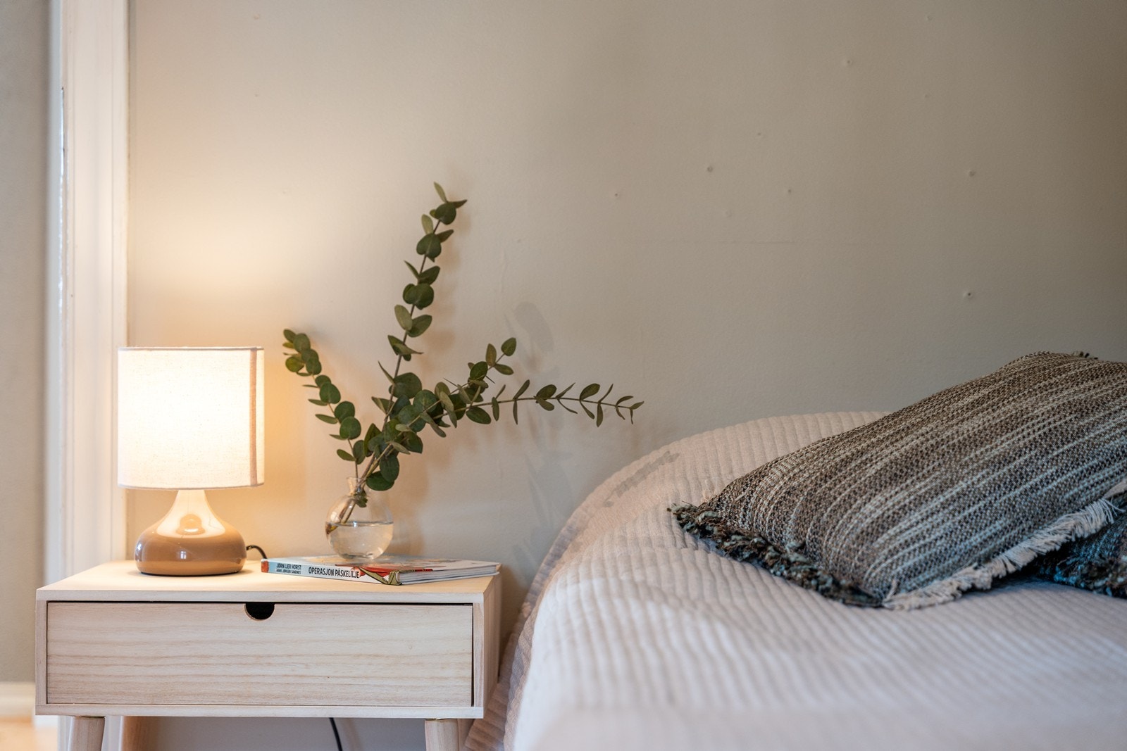 Romslig soverom med gode innredningsmuligheter. Galleribilde