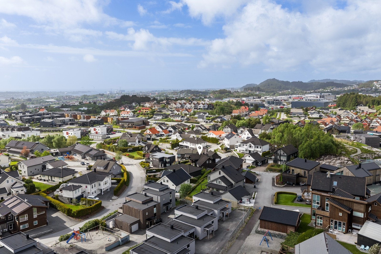 Et perfekt hjem for deg som ønsker god plass, funksjonelle løsninger og en attraktiv beliggenhet nær skole, barnehage og flotte turområder. Galleribilde
