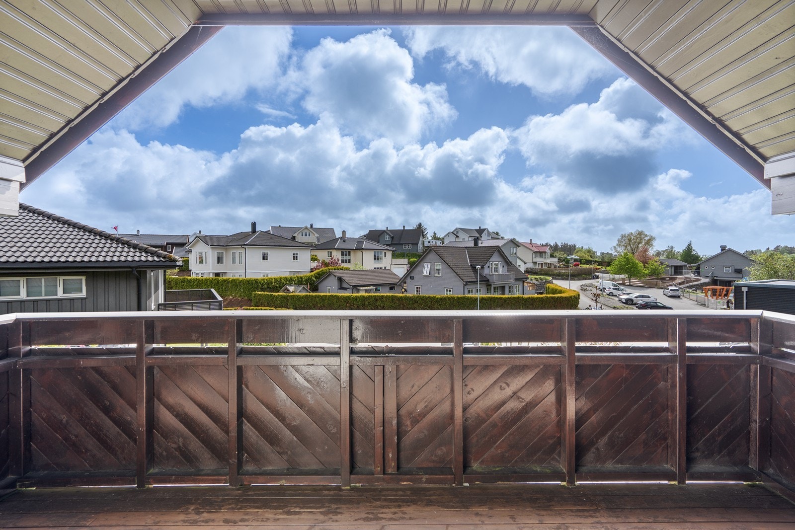 Loftstuen har utgang til overbygd balkong. Galleribilde