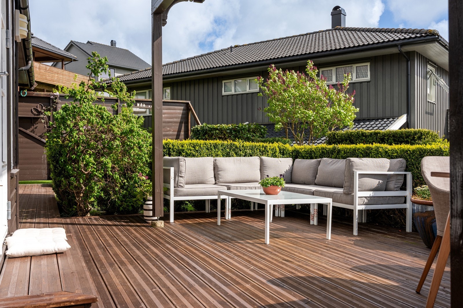 Fra stuen er det utgang til en herlig terrasse hvor du kan nyte solrike dager og fine uteområder Galleribilde