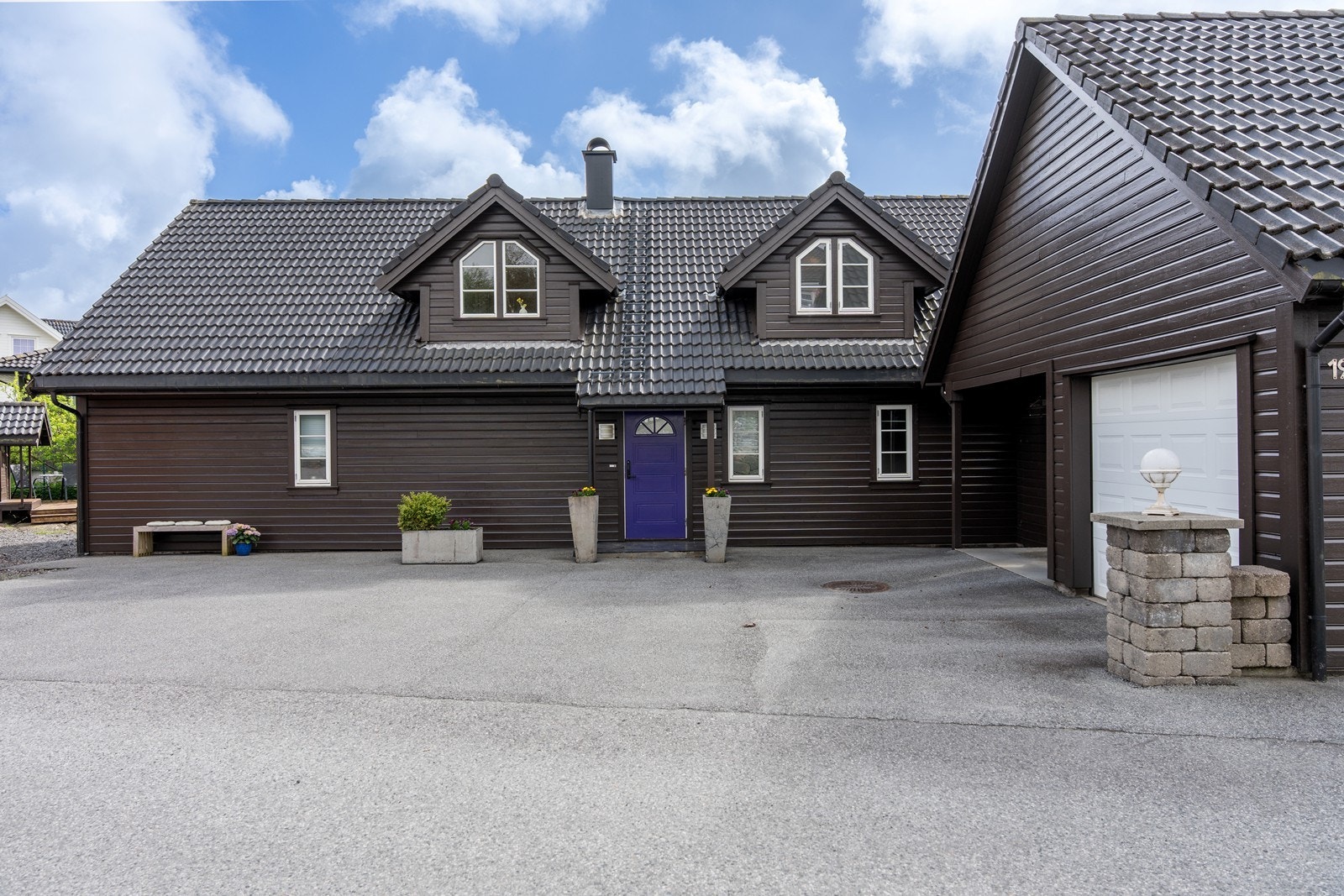 Stemmemyr 19 er en stor familiebolig over to plan med garasje. Galleribilde