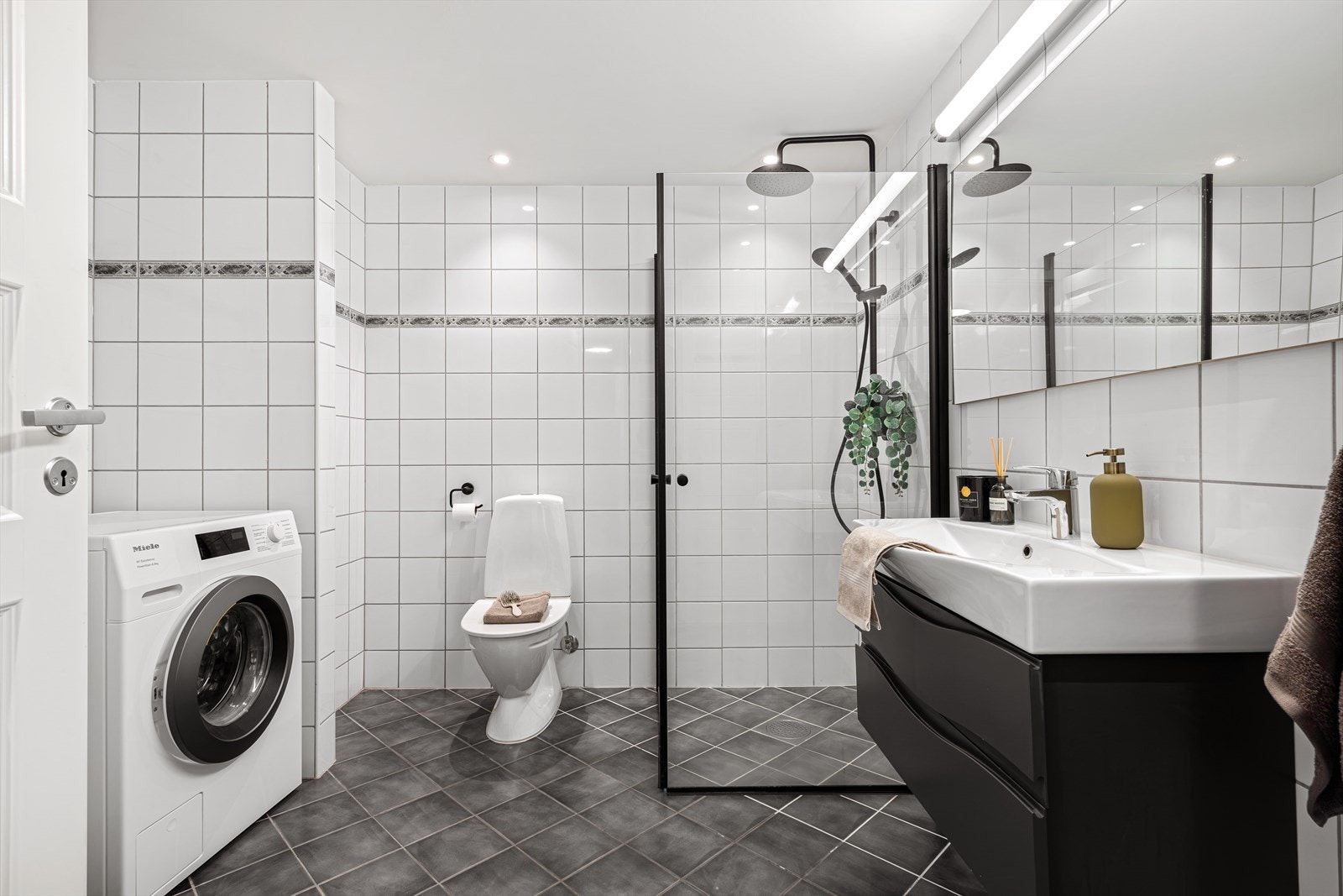 Det er for øvrig opplegg for vaskemaskin på badet. Galleribilde