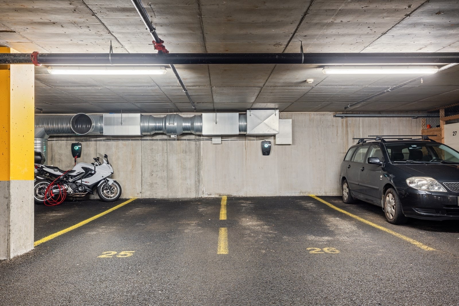Leiligheten disponerer fast garasjeplass med elbillader. Galleribilde