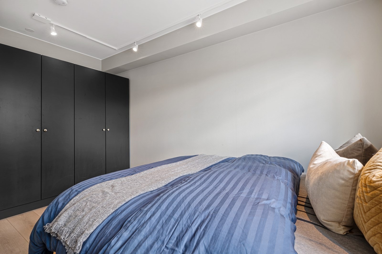 Her er det god plass til stor dobbeltseng og garderobe. Galleribilde