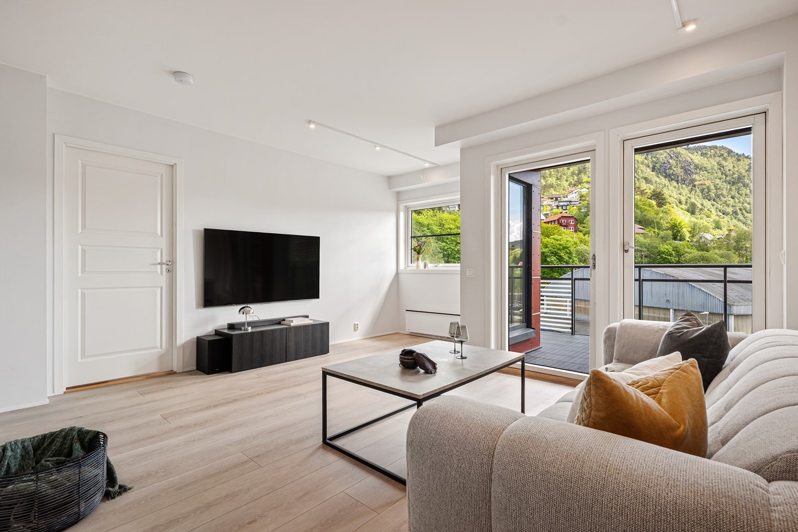 Pen 2-roms leilighet med gjennomgående moderne og god standard på overflater og utstyr. Galleribilde