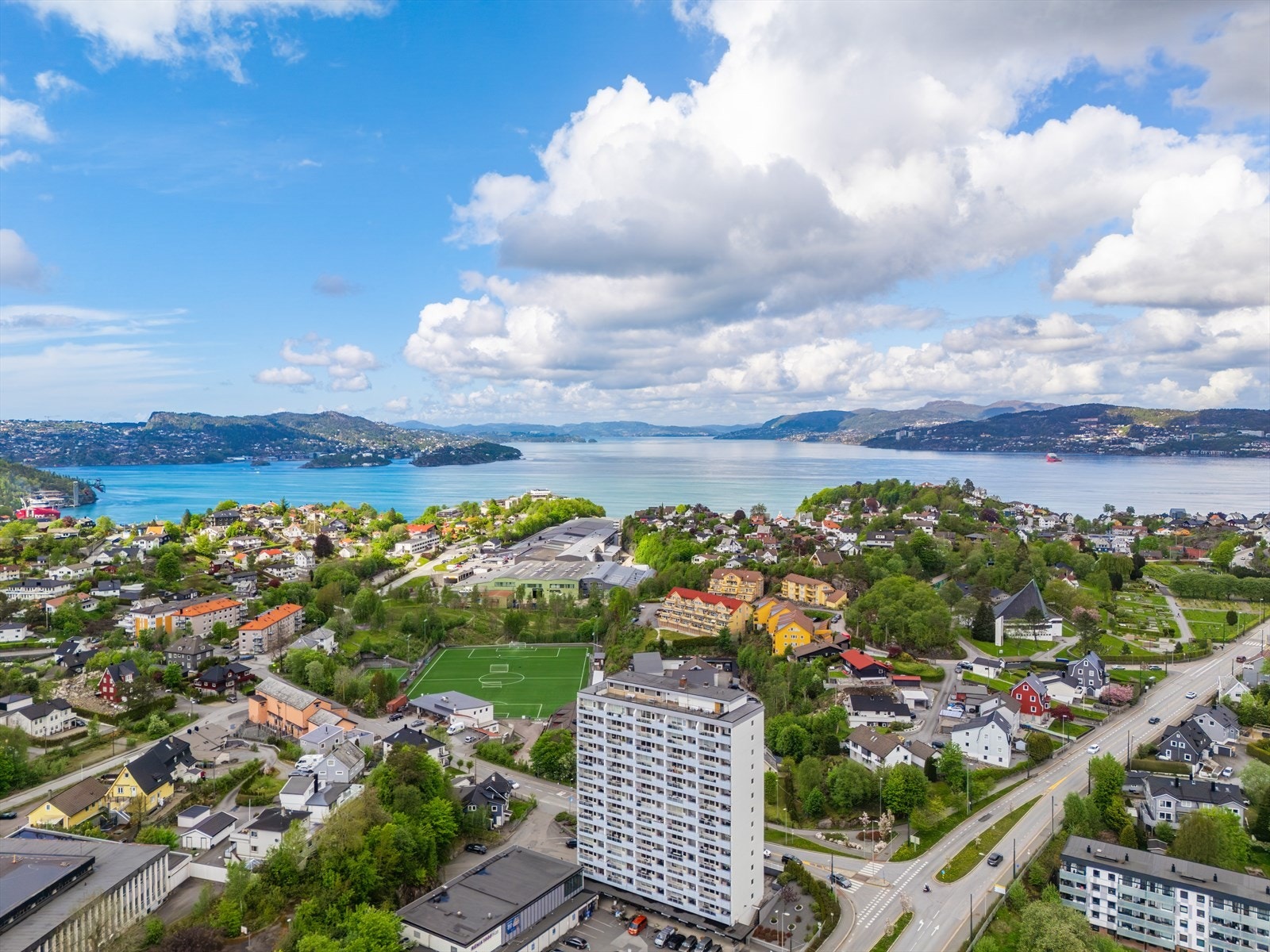 Boligen har en sentral og attraktiv beliggenhet i et veletablert boligområde på Laksevåg. Kort gangavstand til busstopp og nærbutikk og kort kjøretur til sentrum. Galleribilde