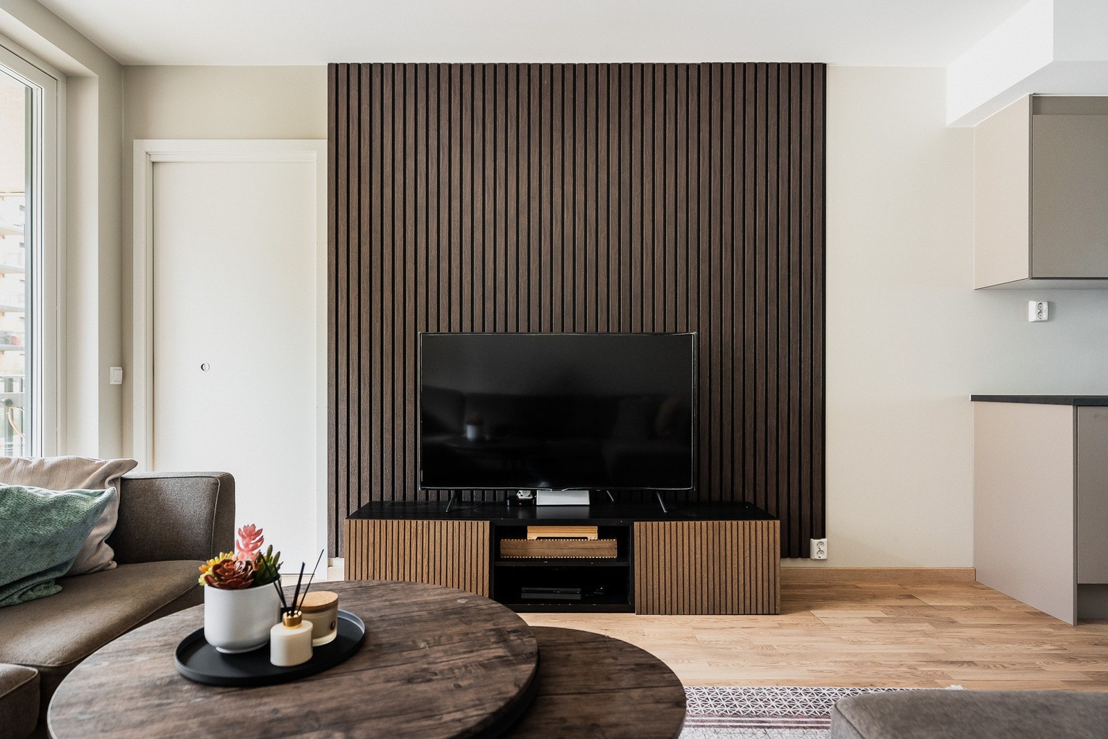 Stuen har en stilren spilevegg som definerer sonen for TV-kroken. Galleribilde