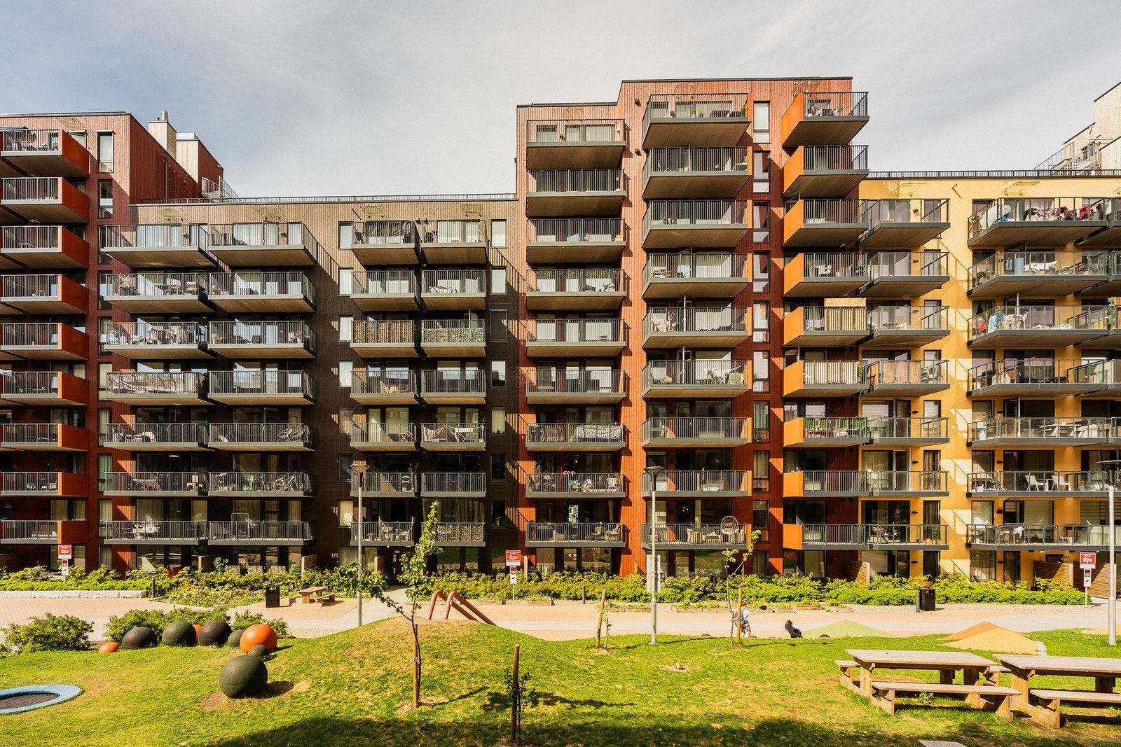 Moderne fasader og velholdte, barnevennlige uteområder med lekeapparater. Galleribilde