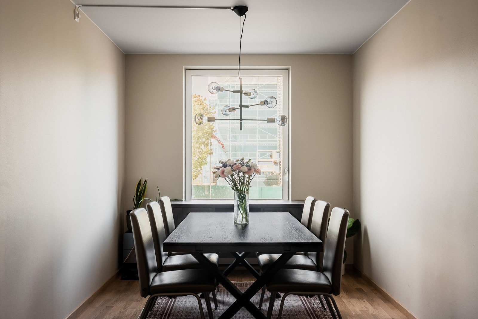 Separat spisestue med plass til langbord. Rommet kan alternativt innredes som kontor eller et ekstra soverom. Galleribilde