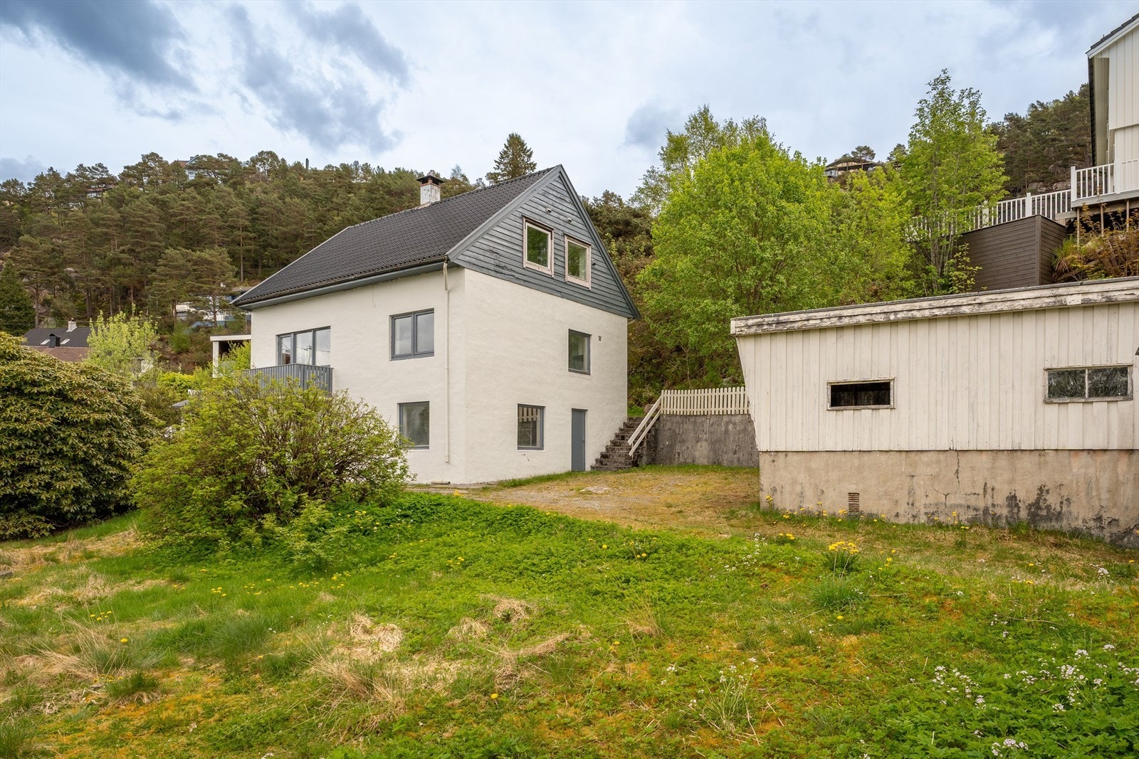 Store deler av huset er bygget med mur. Trekledning etc må skiftes. Galleribilde