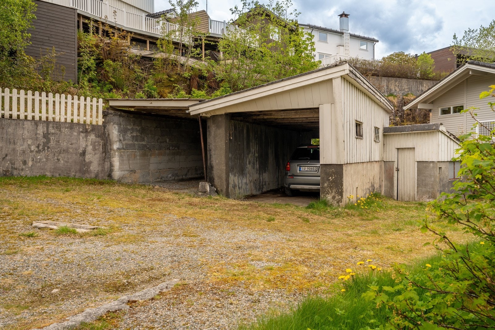 Garasje og carport på tomten. Bod i bakkant. Galleribilde