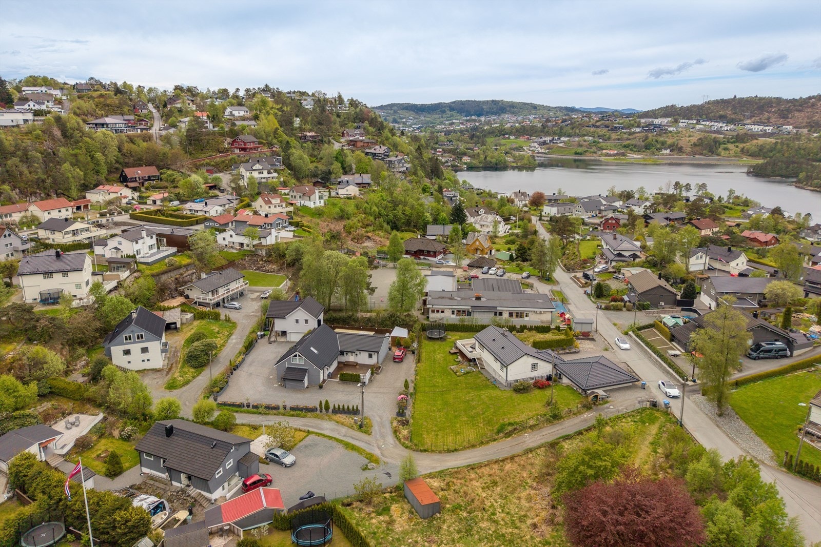 Enebolig med garasje og carport. Dette er et rehabiliteringsobjekt. Galleribilde