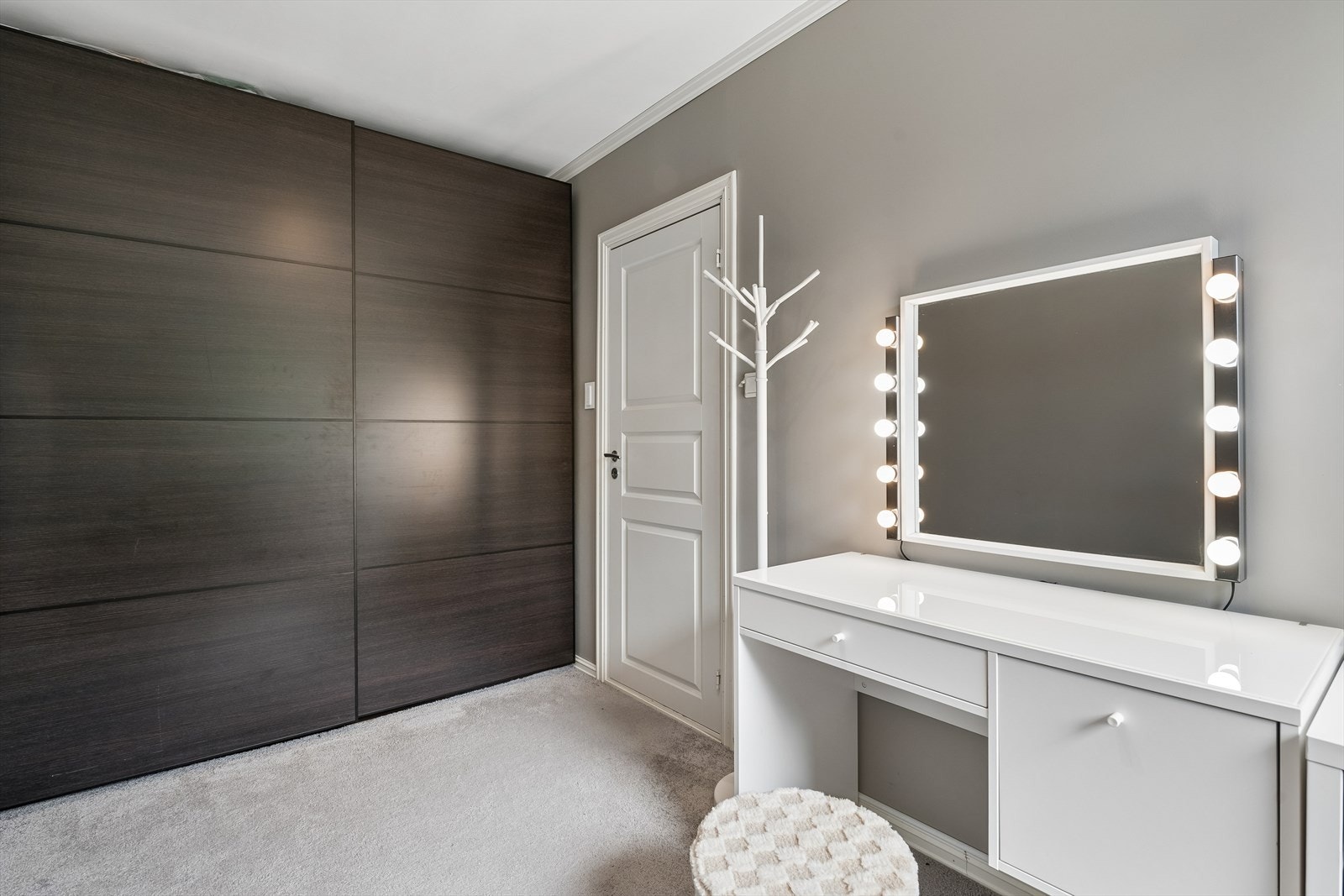 Soverom med skyvedørsgarderobe Galleribilde