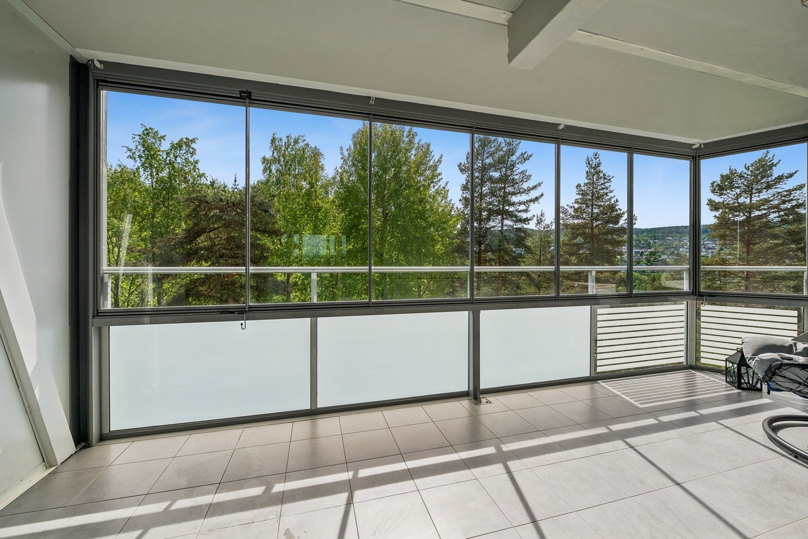 Stor og innglasset balkong Galleribilde