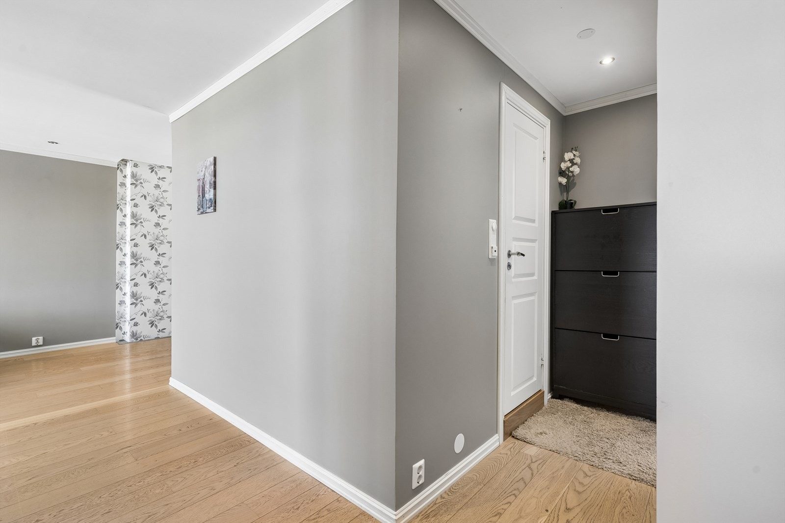 Gang også inn til stue og inn til badet Galleribilde