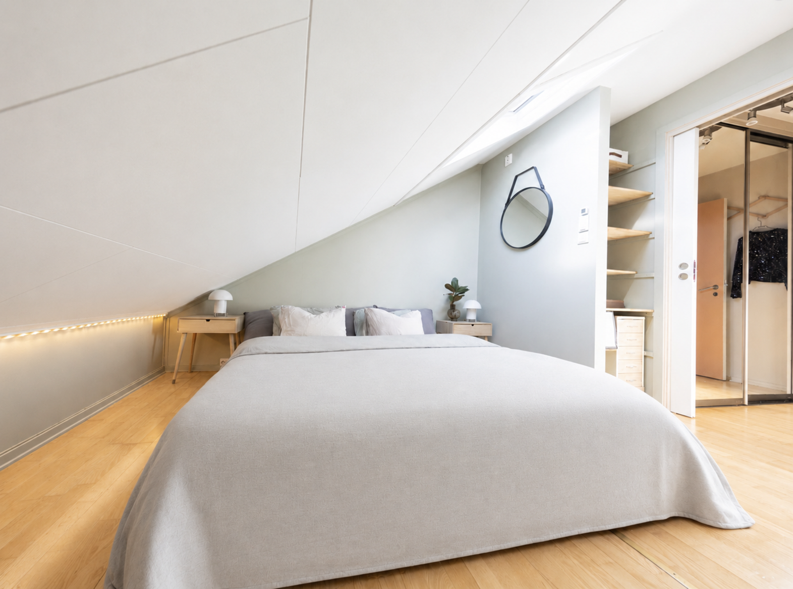 Romslig soverom med tilhørende omkledningsrom og adkomst til innvendig bod. Galleribilde