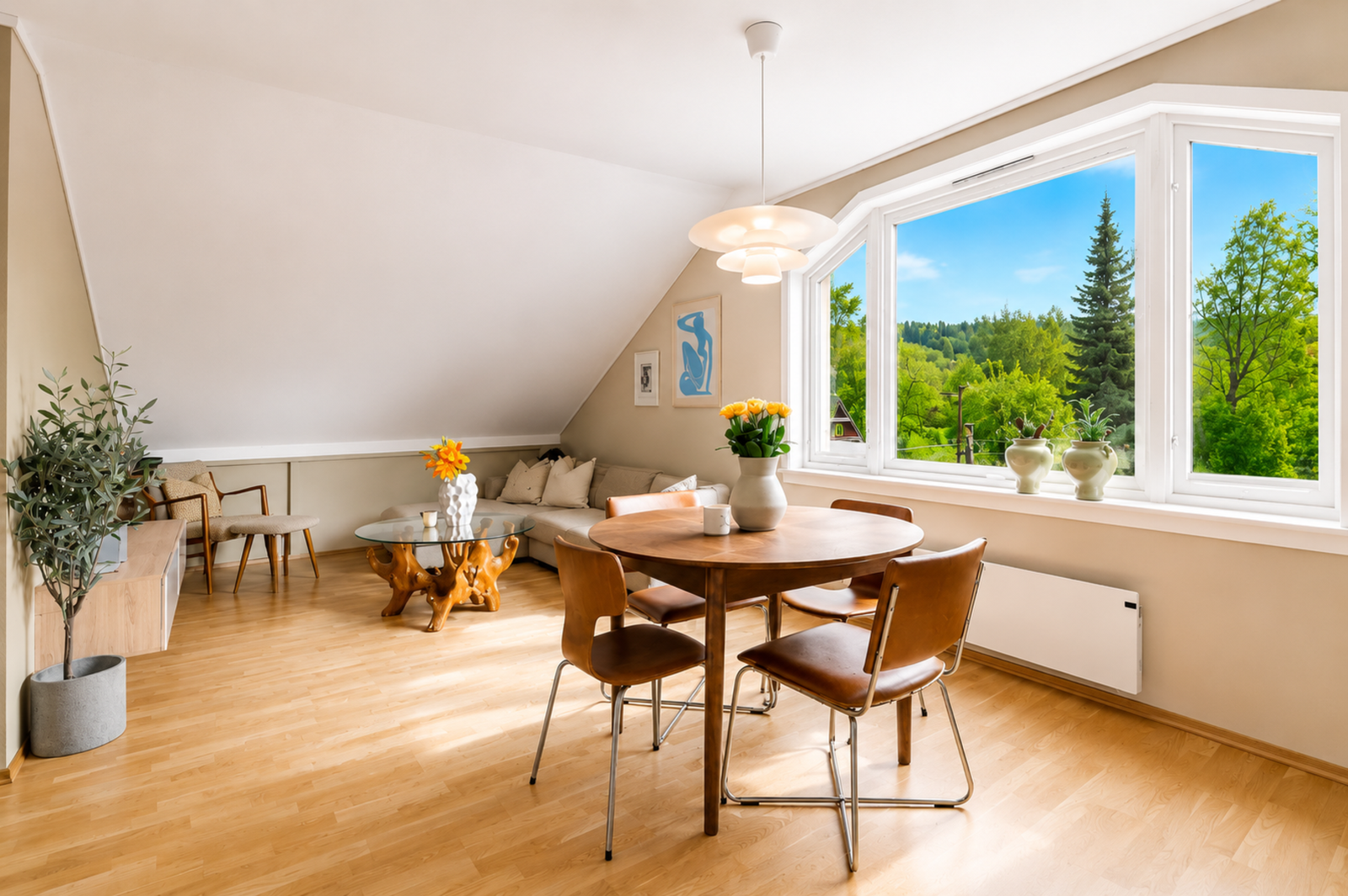 Lys og sjarmerende loftsleilighet med gulvareal på hele 73 kvm. (AI-redigert, mindre avvik kan forekomme). Galleribilde
