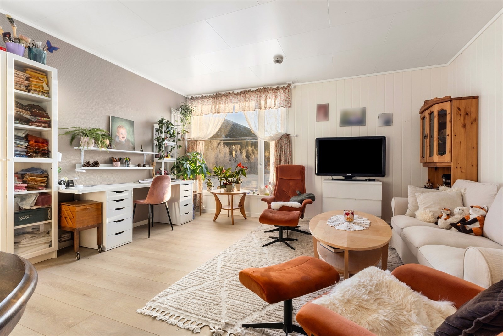 Det er i tillegg plattingterrasse på 14 kvm samt oppstillingsplass for bil. Galleribilde