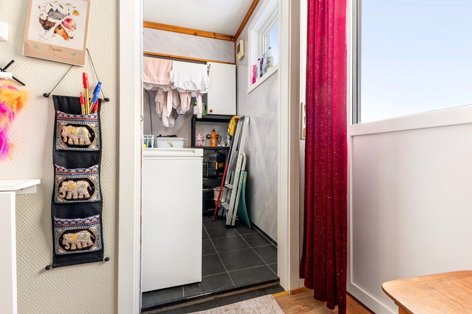 Vaskerommet ligger vegg-i-vegg med badet. Galleribilde