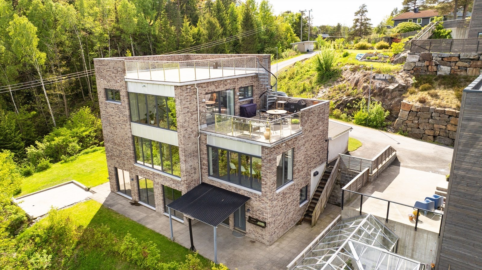 Even Guttormsen i Nordvik presenterer Elgveien 50 - eksklusiv enebolig med takterrasser - utleiedel - utsikt til Tromøysund Foto: Fokus Foto Galleribilde
