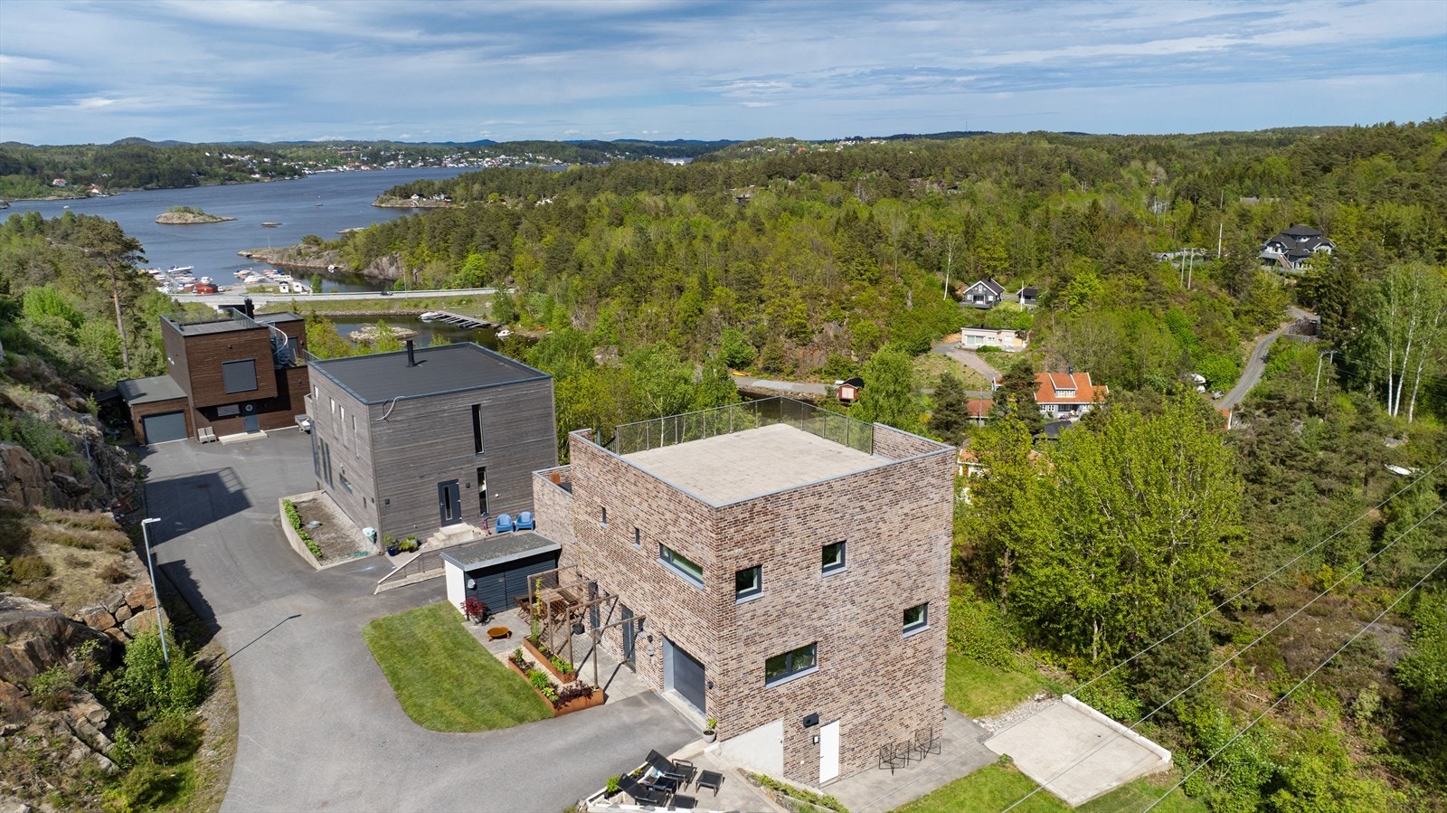 Boligen ligger i et moderne felt på Elgveien bestående av store funkisboliger Galleribilde