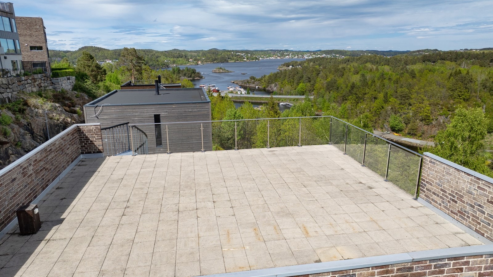Flott utsikt og gode solforhold fra takterrasse Galleribilde