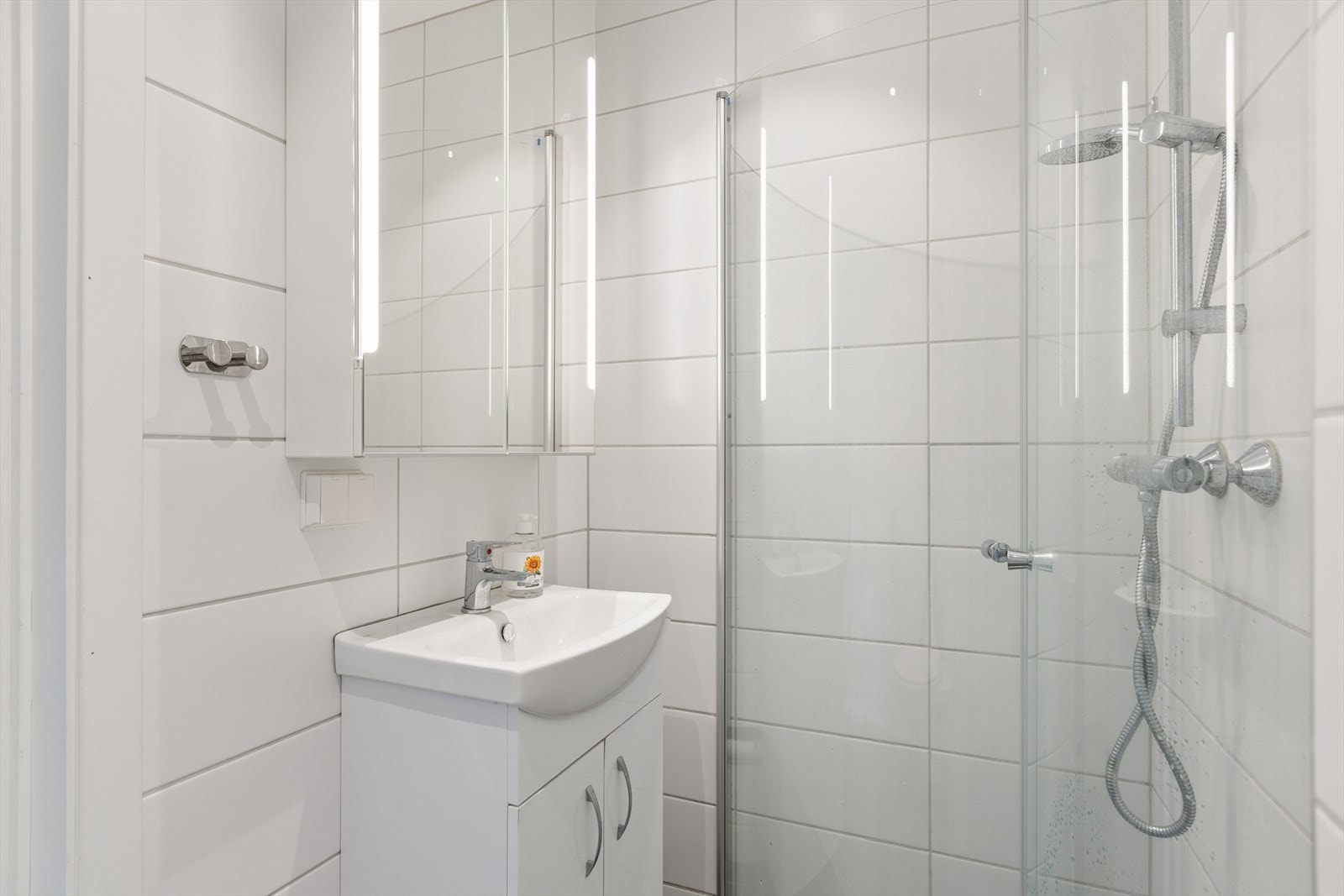 Badet ble oppgradert i 2021 med fliser på gulv og vegger, samt moderne baderomsinnredning. Galleribilde