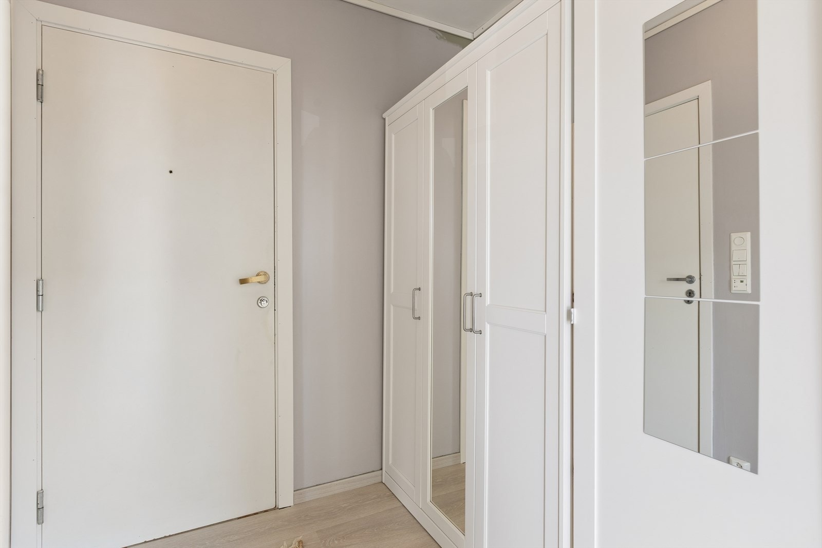 Det er god plass til garderobeløsning for yttertøy i entreen. Galleribilde