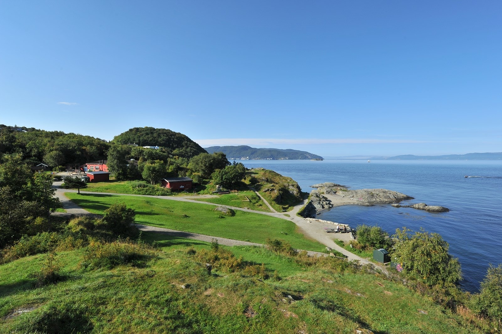 Her bor du med umiddelbar tilgang til flotte turmuligheter langs sjøen. Galleribilde
