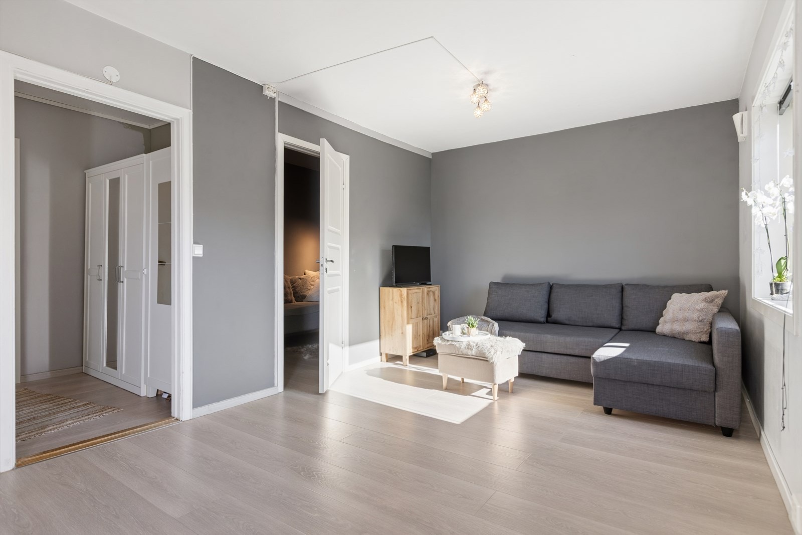 Leiligheten har gjennomgående laminatgulv og malte, slette overflater fornyet i 2021. Galleribilde
