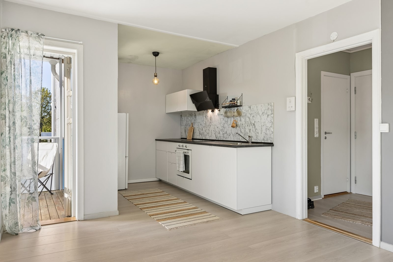 Kjøkkeninnredning fra K.lund med slette fronter og laminert benkeplate. Galleribilde