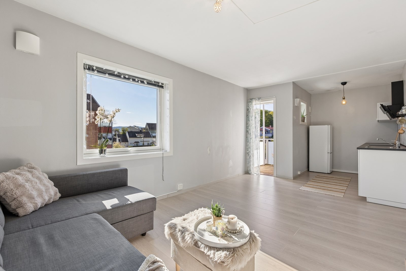 Stuen har en åpen løsning mot kjøkkenet og direkte utgang til balkongen. Galleribilde