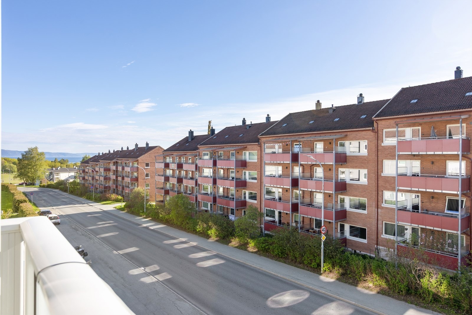 Leiligheten ligger i et velholdt boligselskap med 49 enheter, oppført i 1955. Galleribilde