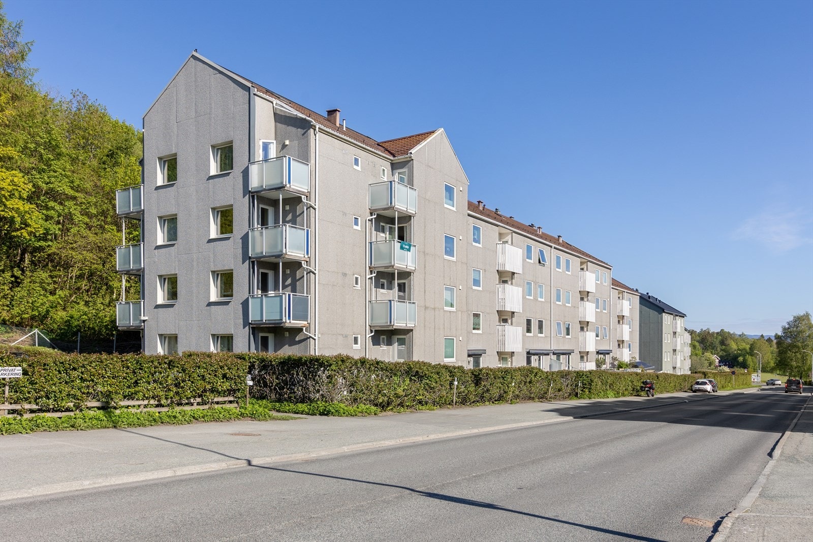 Det er gratis gateparkering, og beboere kan søke styret om fast plass med tilgang til elbillader. Galleribilde