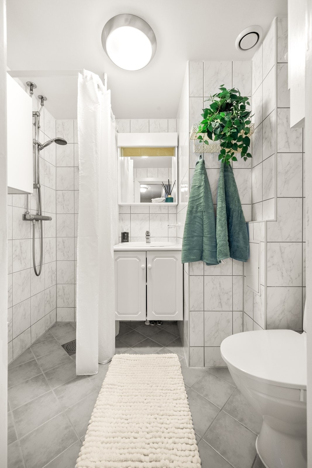 Badet ble rehabilitert i regi av borettslaget rundt 2008 og har gulvvarme og mekanisk avtrekk. Foto: Martine Eren Jacobsen Galleribilde