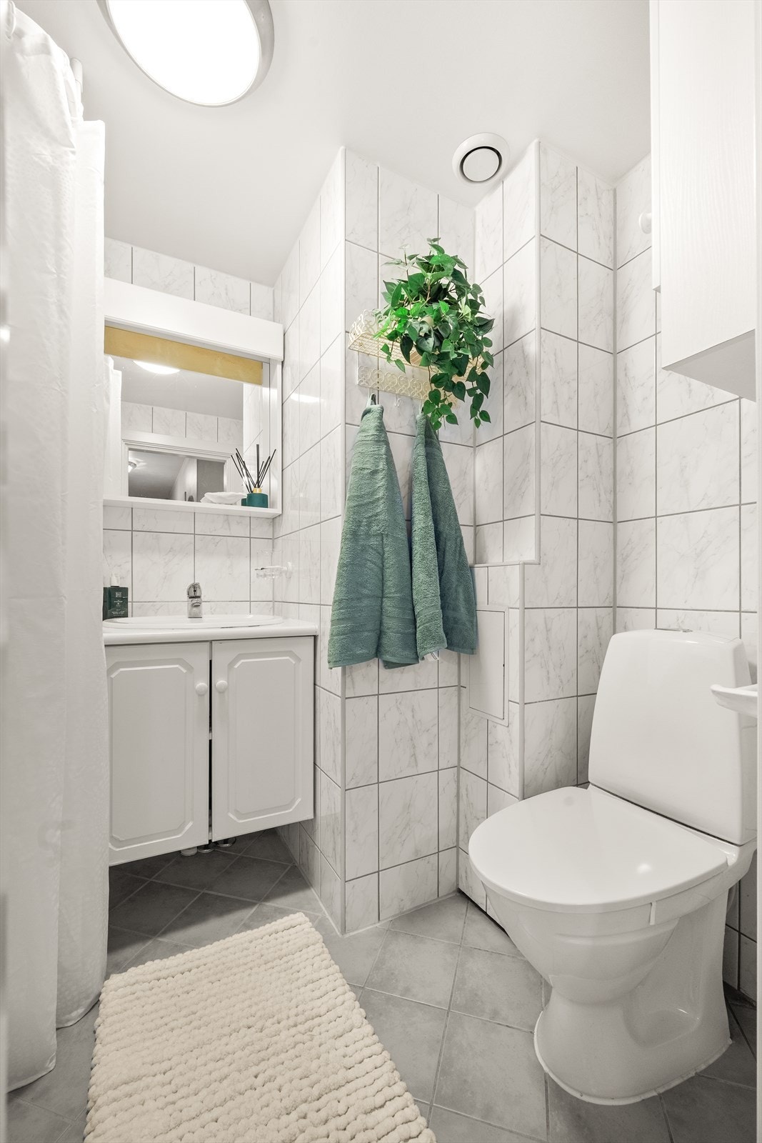 Badet er flislagt på gulv og vegger, og har elektrisk gulvvarme for økt komfort. Galleribilde