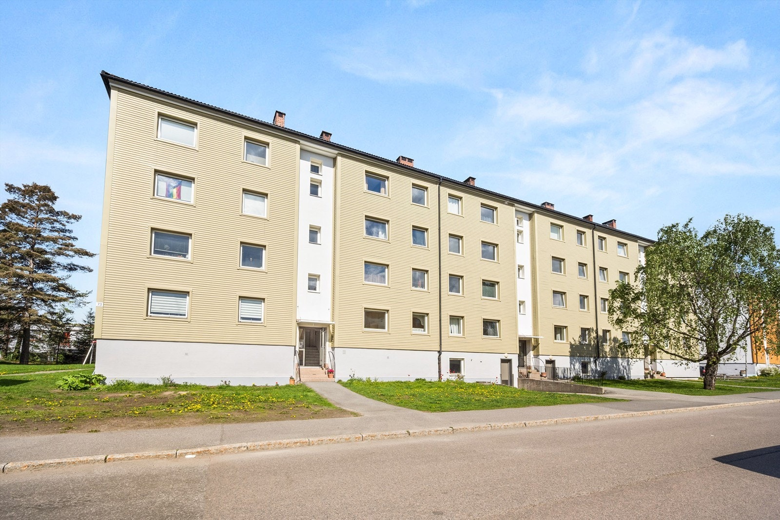 Bygget har fasader i murpuss og plater, og er en del av av et veldrevet borettslag. Galleribilde
