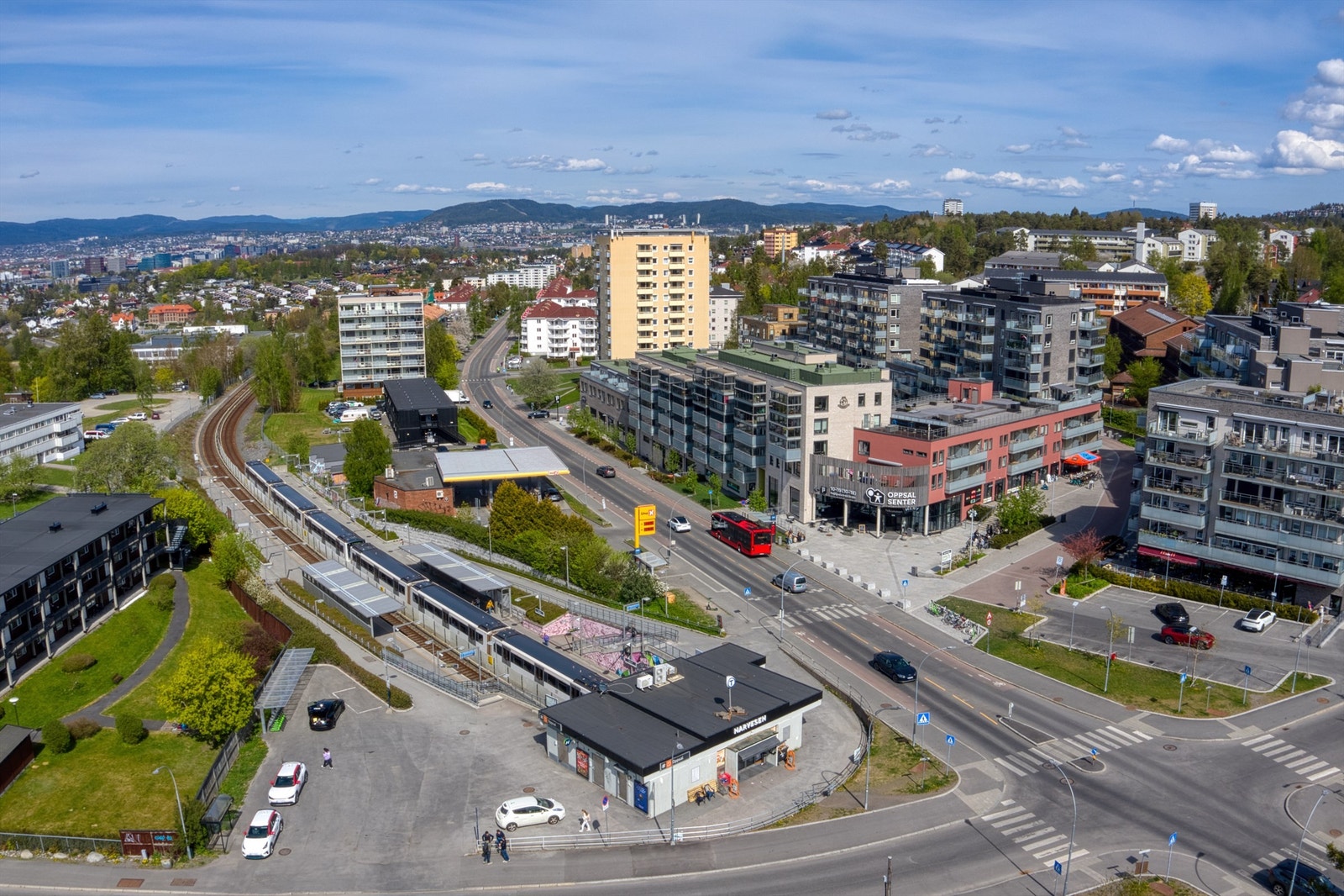 Leiligheten ligger sentralt på Oppsal, med nærhet til både servicetilbud, kollektivtransport og marka. Galleribilde