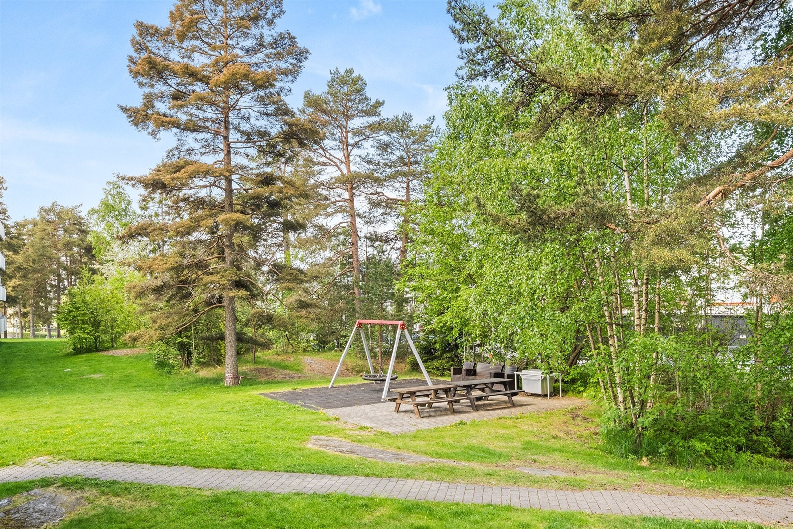 Borettslaget har velholdte fellesarealer med lekeplass, sittegrupper, plenarealer og diverse beplantning. Galleribilde