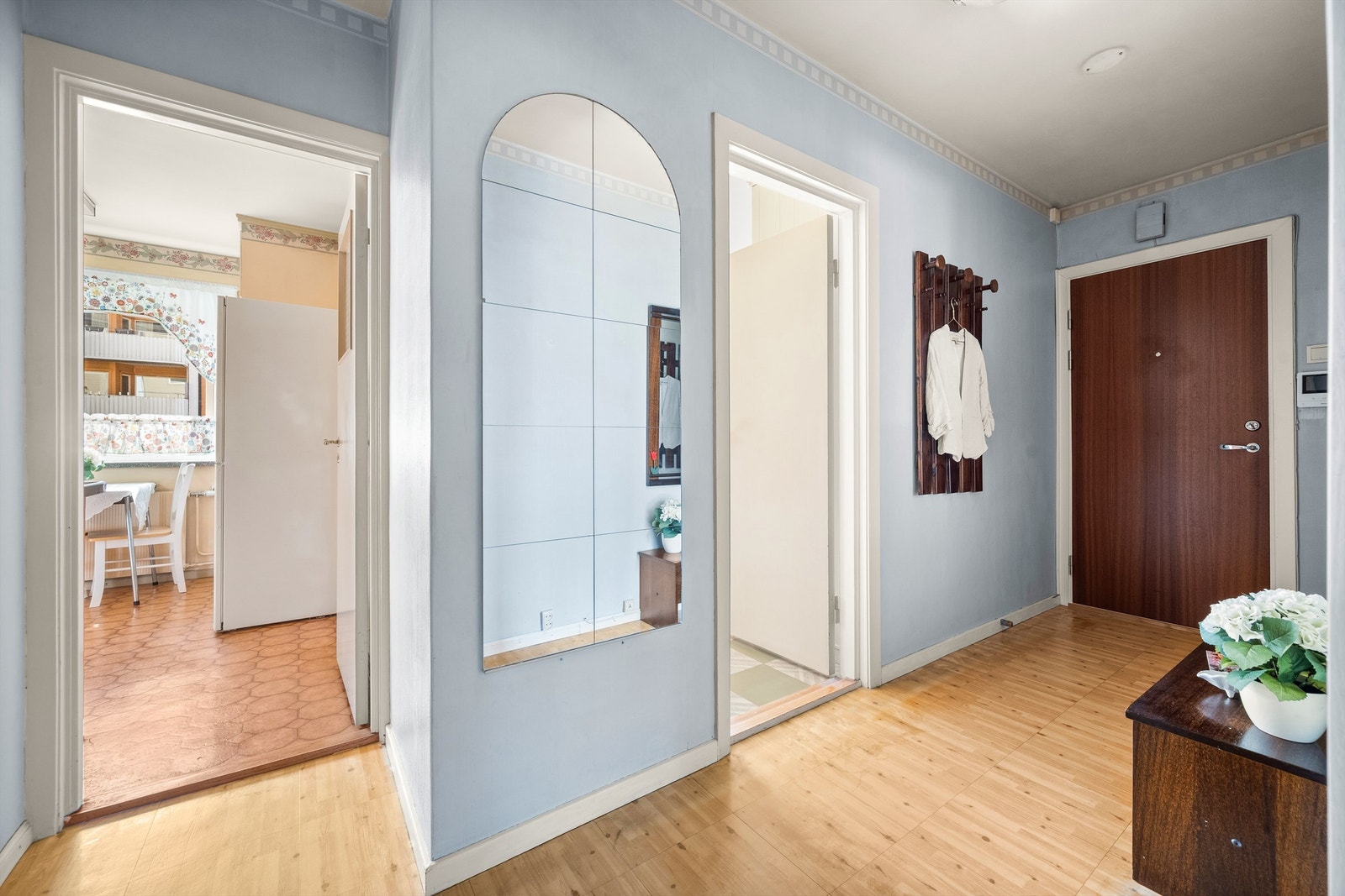 Leiligheten disponerer to boder: en på loft (totalt gulvareal på 10 m², hvorav 5 m² er måleverdig areal grunnet skråtak og lav takhøyde) og en i kjeller (6 m²). Galleribilde