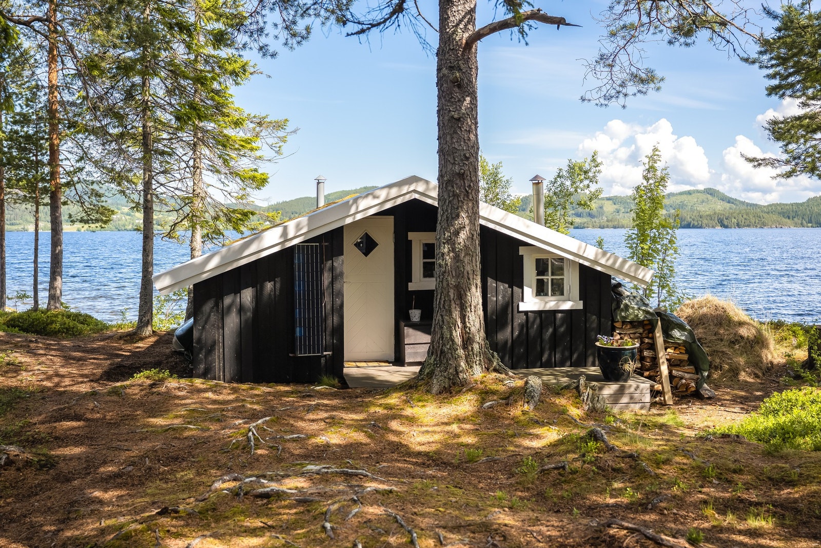 Båthuset har både lagringsplass, soverom, bad og toalett Galleribilde