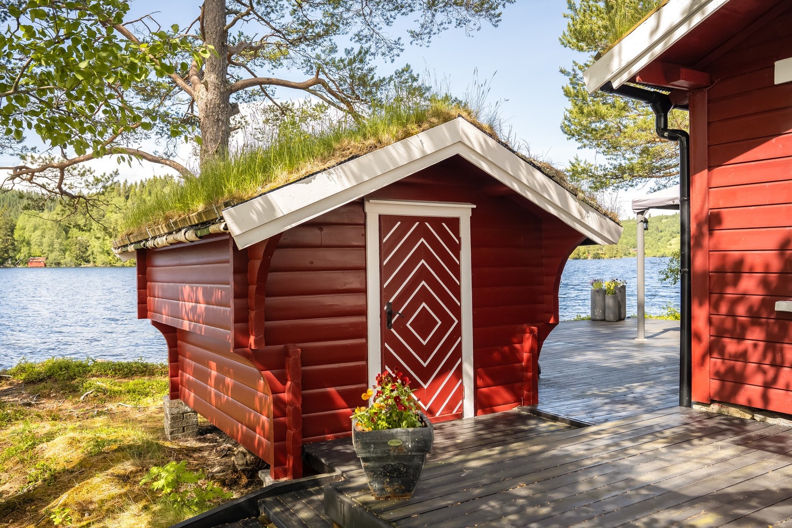 Flott stabbur - tilhørende plattingen. Galleribilde