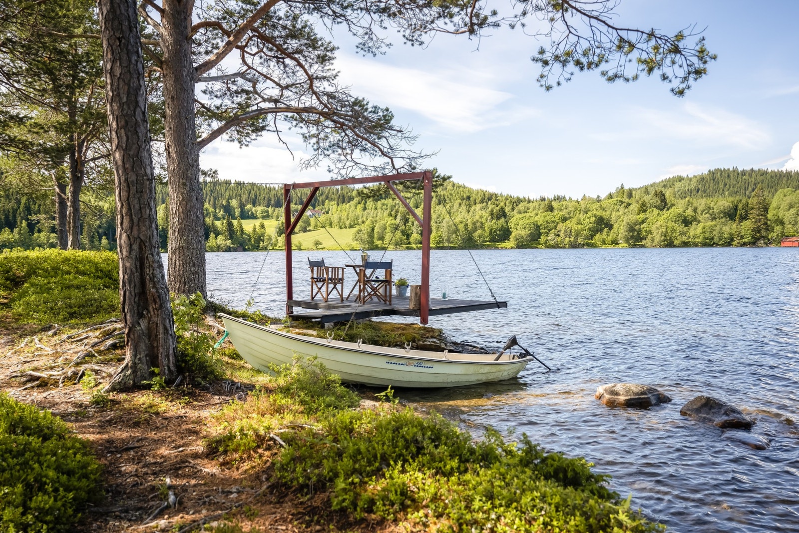 Man legger til ved bryggen Galleribilde