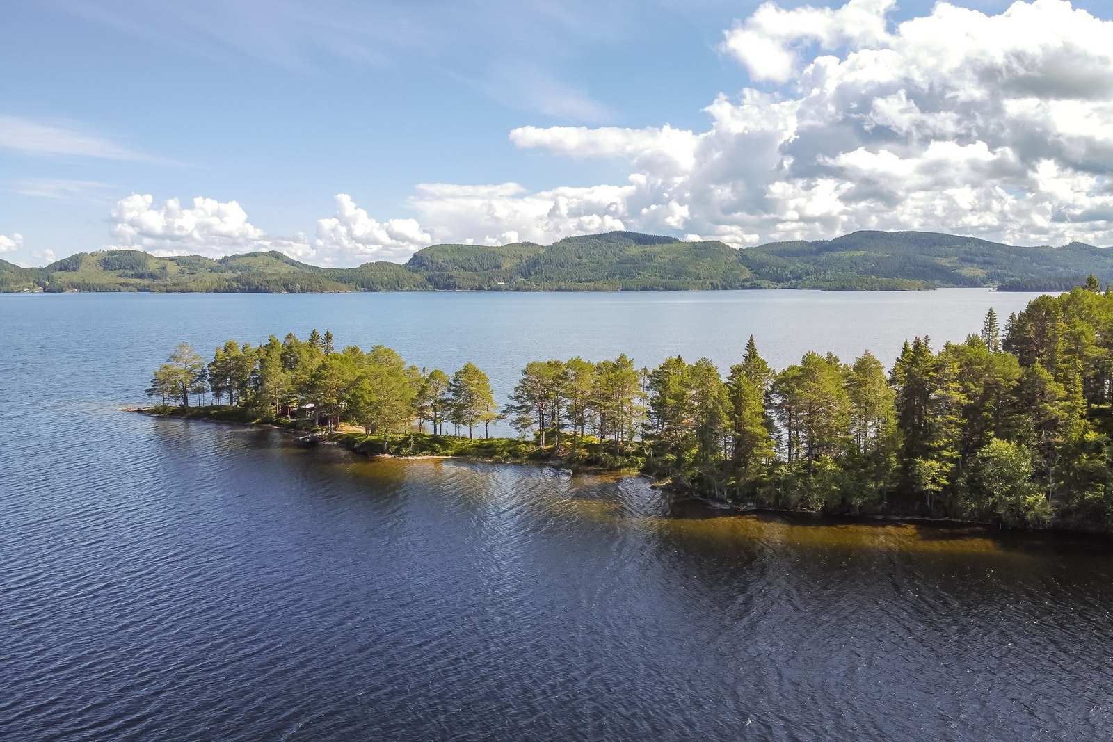 Man ankommer med båt, det tar deg ca. 3 min over viken fra parkeringen Galleribilde